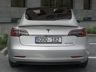 Tesla Model 3 foto 3