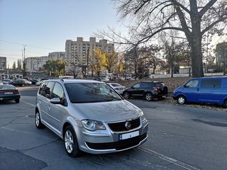 Volkswagen Touran foto 2