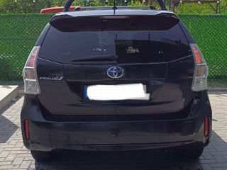 Toyota Prius v foto 4