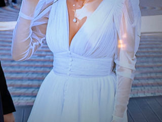 Rochie de mireasa 450 euro, culoarea alb moale.