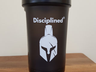 Shaker "Disciplined" foarte calitativ pentru amestec de proteina ( bpa free ) cu rezervor.