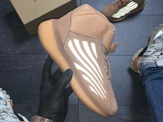 Adidas Yeezy Basketball Quantum Beige foto 1