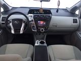 Toyota Prius v foto 4