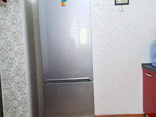 Vind frigider în stare perfecta nu are nici un defect nici o zgârietura foarte păstrat.
