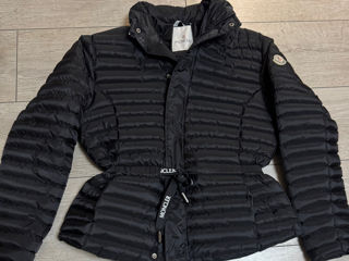 SCURTĂ CU GLUGĂ ( ASCUNSĂ) Moncler, de iarnă,NOUĂ, mărimea S-M -1500 mdl