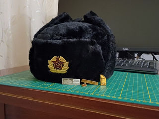 Căciulă cu urechi/ushanka rusească, cu stemă (insigne cadou) foto 0