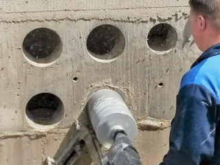 Gaurirea diamanta al betonului armat pentru canalizare apeduct ventelare demolarea terea betonului.