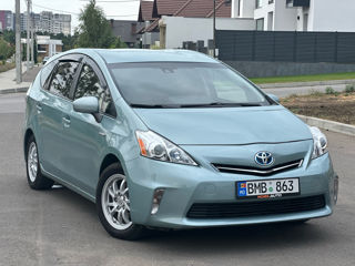 Toyota Prius v foto 2