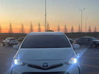 Toyota Prius v foto 3