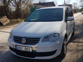 Volkswagen Touran foto 2