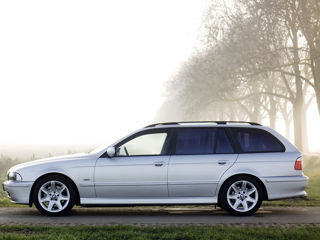 BMW 5 Series Touring foto 2