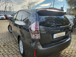 Toyota Prius v foto 4