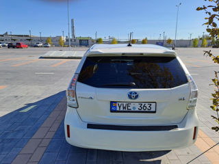 Toyota Prius v foto 4