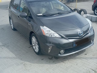 Toyota Prius v foto 2