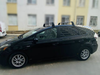 Toyota Prius v foto 3