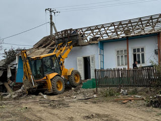 Prestări servicii cu diferite utilaje de constructii: Buldoexcavator , Miniexcavator . foto 6