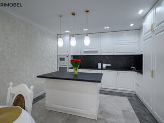 Bucătărie neoclasică alb, cu o insulă luminoasă. foto 11