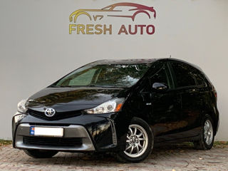 Toyota Prius v foto 2