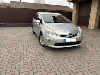 Toyota Prius v foto 8