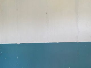 Зачищаем старую краску со стен и смолу с пола. foto 7