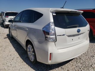 Toyota Prius v foto 3