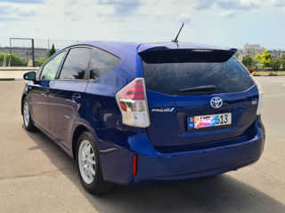 Toyota Prius v foto 2