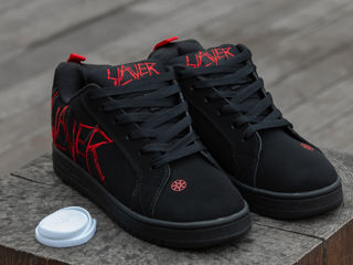 DC х Slayer Court Graffik Unisex foto 3