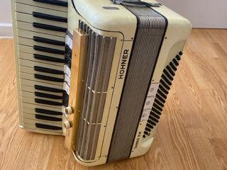 Vînd acordeon Hohner