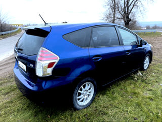 Toyota Prius v foto 4