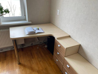 Продаётся мебельный комплект: рабочий стол с тумбочкой и шкаф с ящиками.