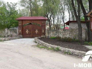 Vila la Tohatin  in apropiere de restaurantul ,,Hanul lui Vasile" , doi km.de la Chisinau. foto 1