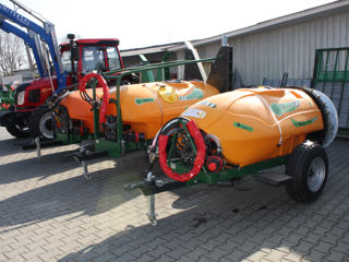 Stropitori Turbo Atomizer 1000l, 1600 l,  2000 l pentru vii si livezi de la Agromotor