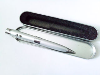 Хорошая стильная серебристая ручка, лазерная указка, ультрафиолет, usb flash 32GB, в виде сувенирa.