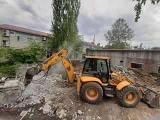 Demolarea si evacuarea constructiilor cu tehnica specializata foto 2