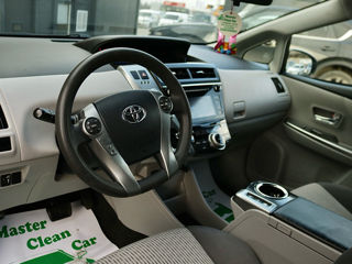 Toyota Prius v foto 7