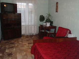 В Кишиневе на Старой Почте недорого сдается 1-комнатная квартира на земле foto 1