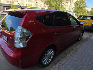 Toyota Prius v foto 3