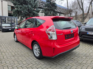 Toyota Prius v foto 5