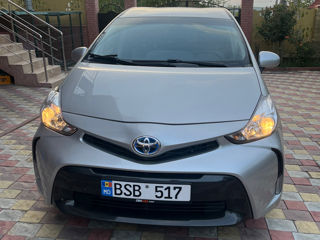 Toyota Prius v foto 2