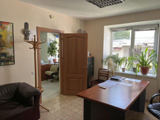 Camere separate (130m2) de inchiriat intr-o cladire de birouri, in centru, str. A. Sciusev- B.Bodoni