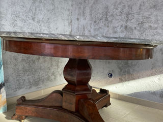 Антикварный стол с мраморной столешницей