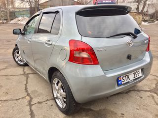 Toyota Yaris foto 2