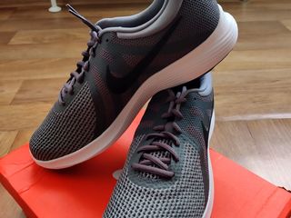 Nike Revolution 4 Mens оригинальные кроссовки новые с этикетками, 45 размер foto 1