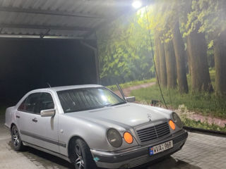 Mercedes E-Class foto 1