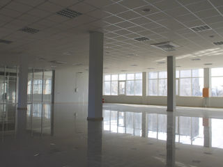 Arenda ! Spatiu pentru Magazin- salon 360m2.Incapere pentru oficiu,producere,salon si altele  160m2. foto 2