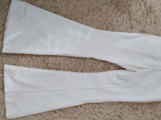 Pantaloni albi evazati
