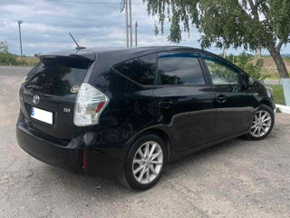 Toyota Prius v foto 2