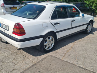 Mercedes C-Class foto 0