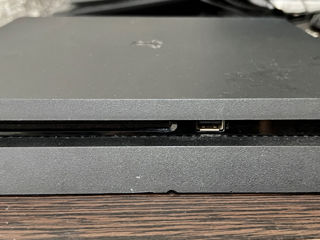 PS4 slim foto 2