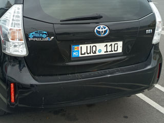 Toyota Prius v foto 8